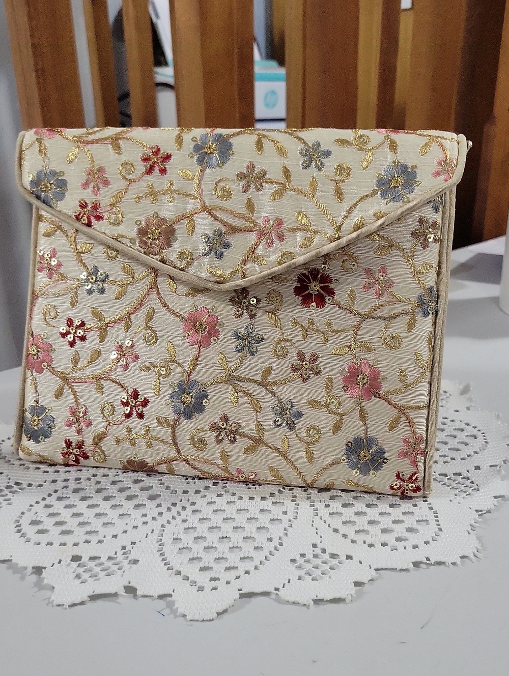 🌸vintage embroidered sequin clutch 🌸 retro chic 💫